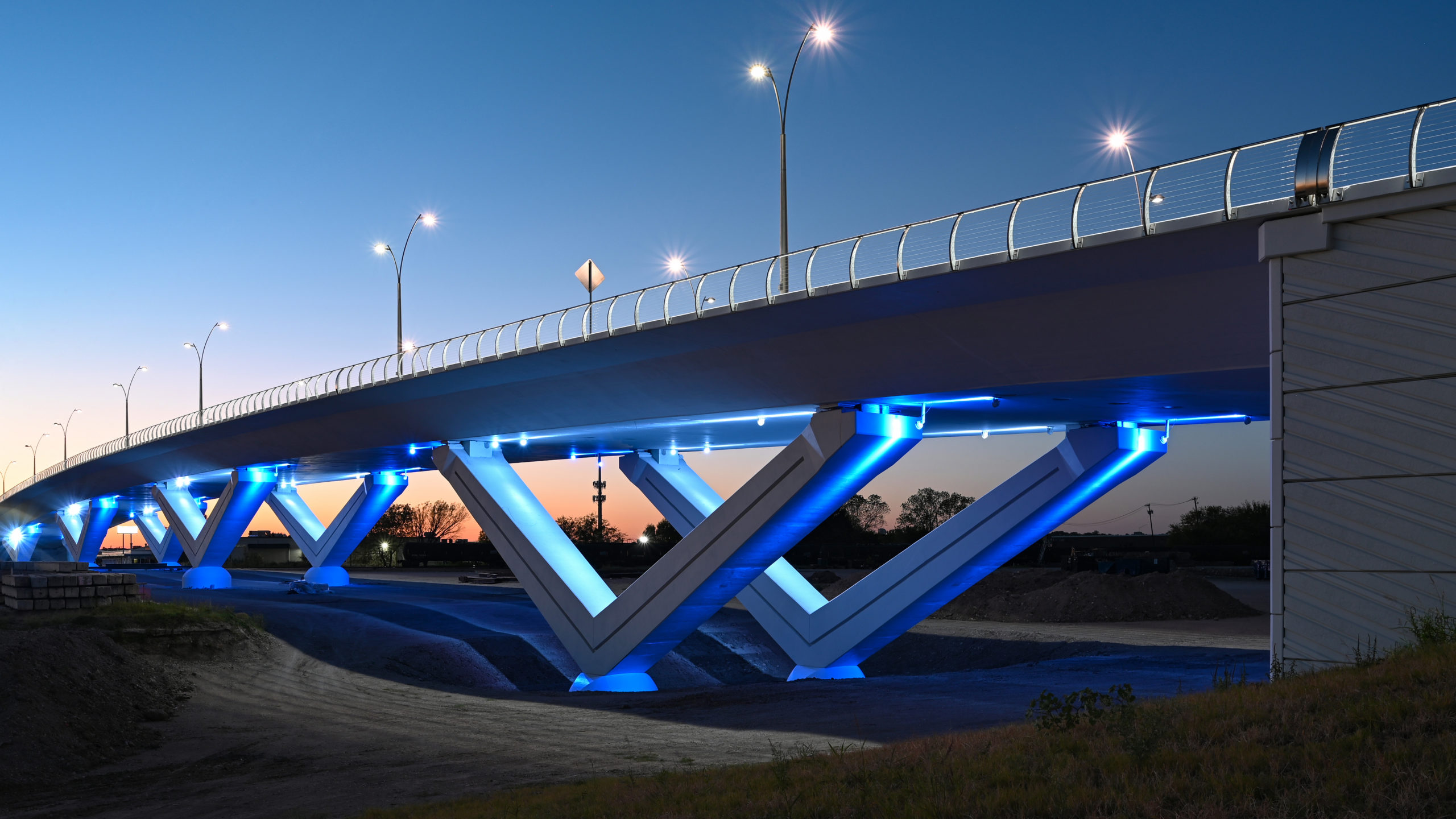 Foranderlig inflation ærme Signature Fort Worth Bridges Shine With RGB Lighting System - Freese and  Nichols